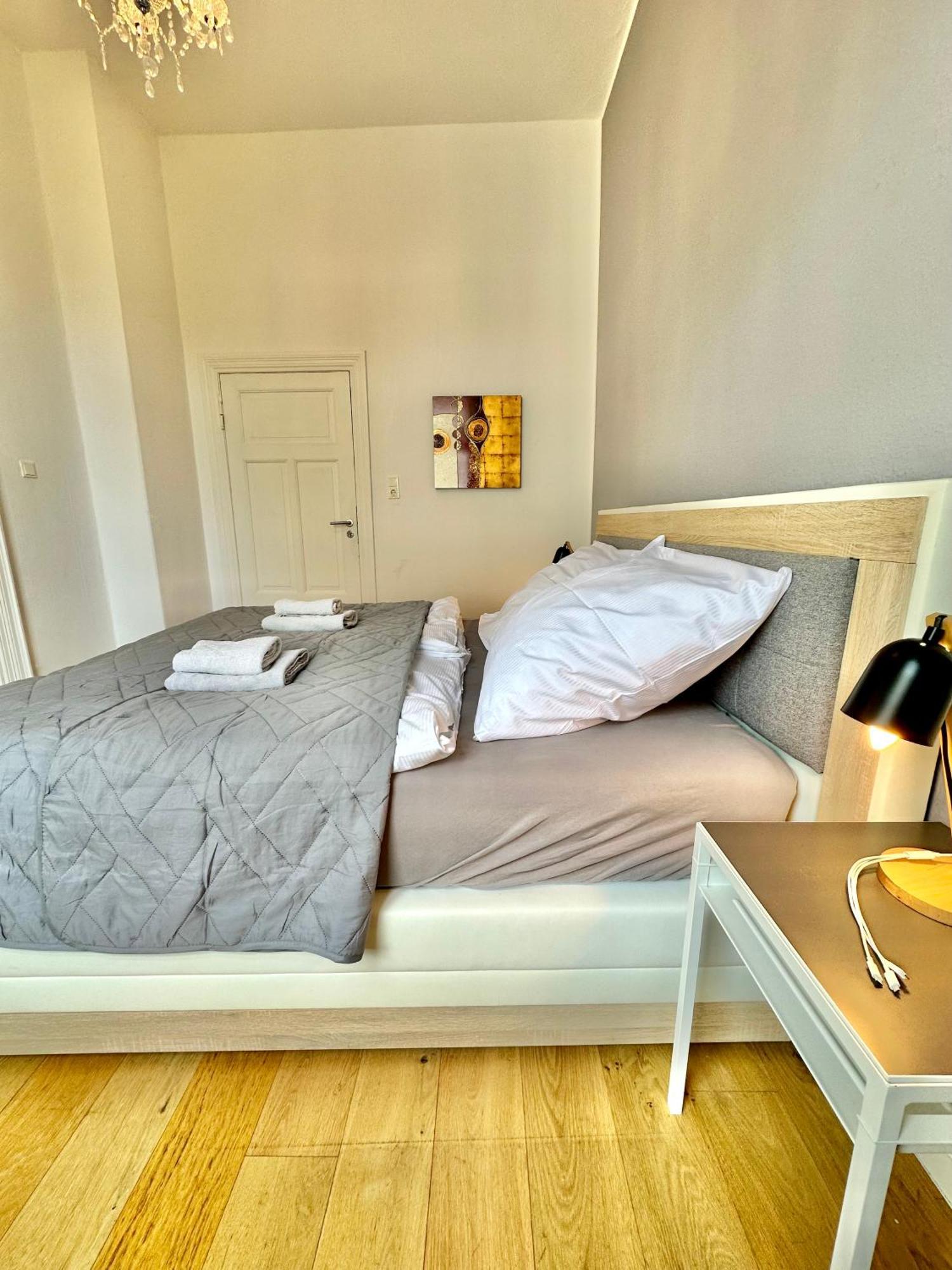 4ZKB Donnerschwee mit Erker nähe Bahnhof, zwei Badezimmer und Parkplätze Oldenburg Exterior foto